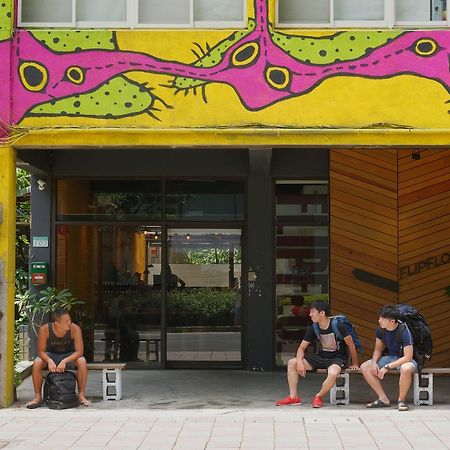 Flip Flop Hostel - Main Station Taipei Exteriör bild