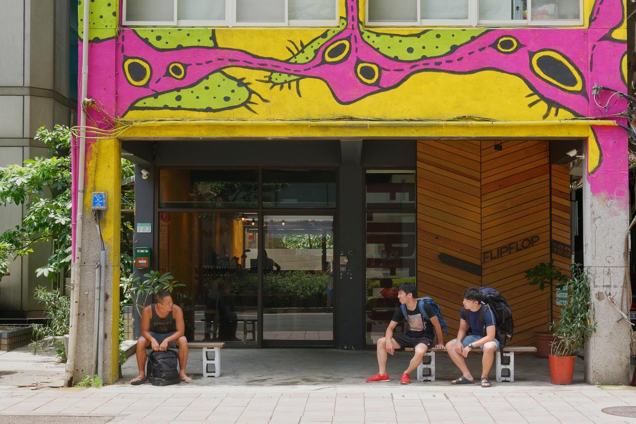 Flip Flop Hostel - Main Station Taipei Exteriör bild
