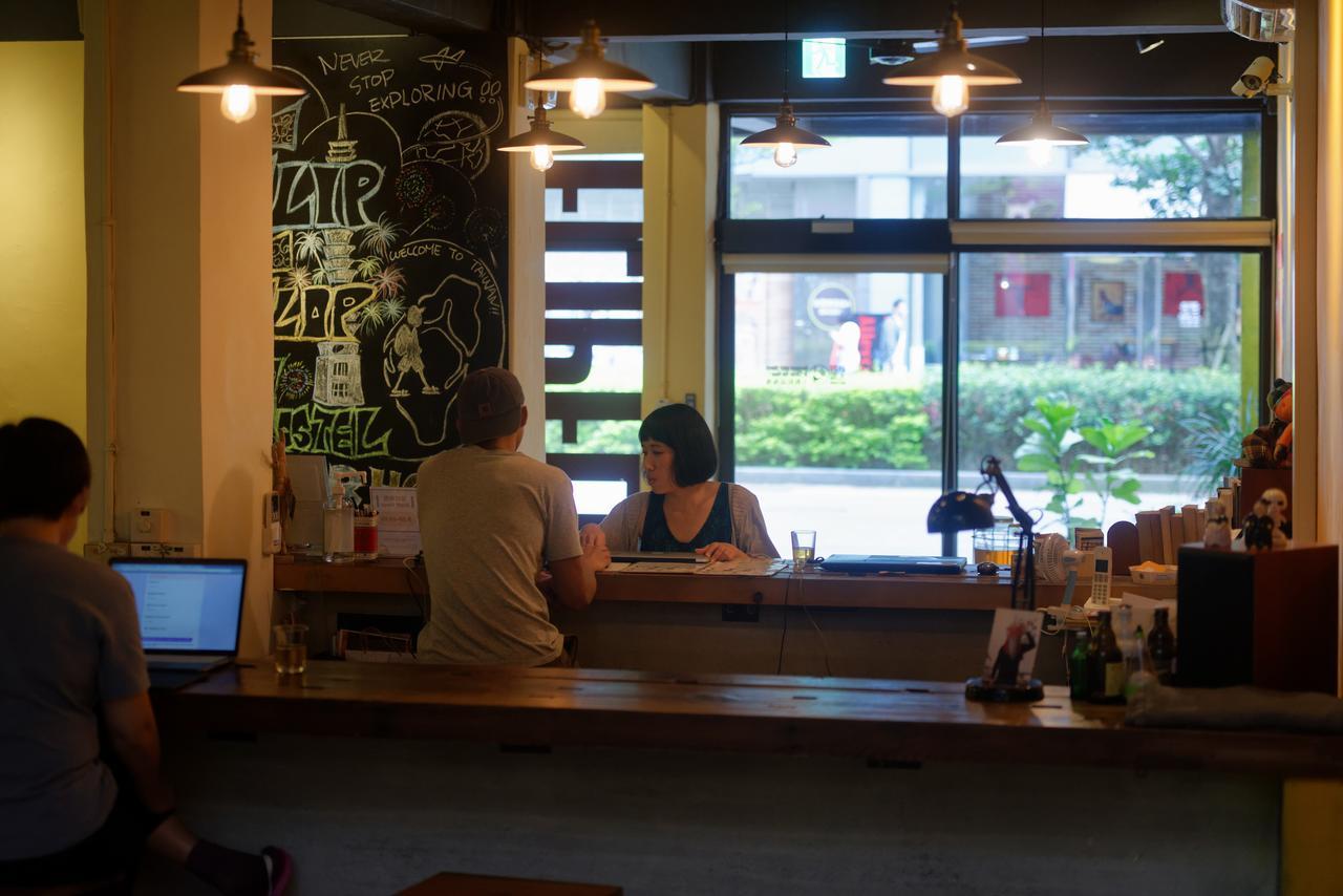 Flip Flop Hostel - Main Station Taipei Exteriör bild