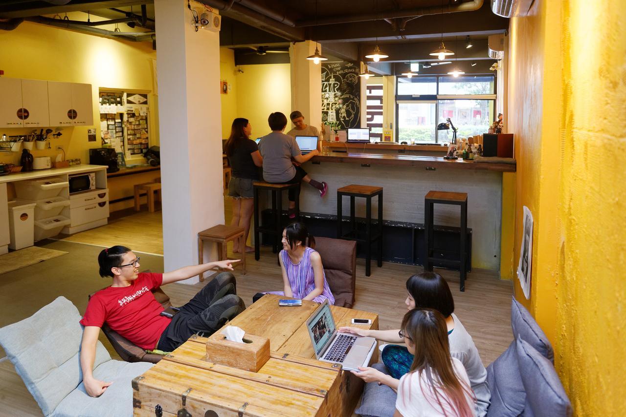 Flip Flop Hostel - Main Station Taipei Exteriör bild
