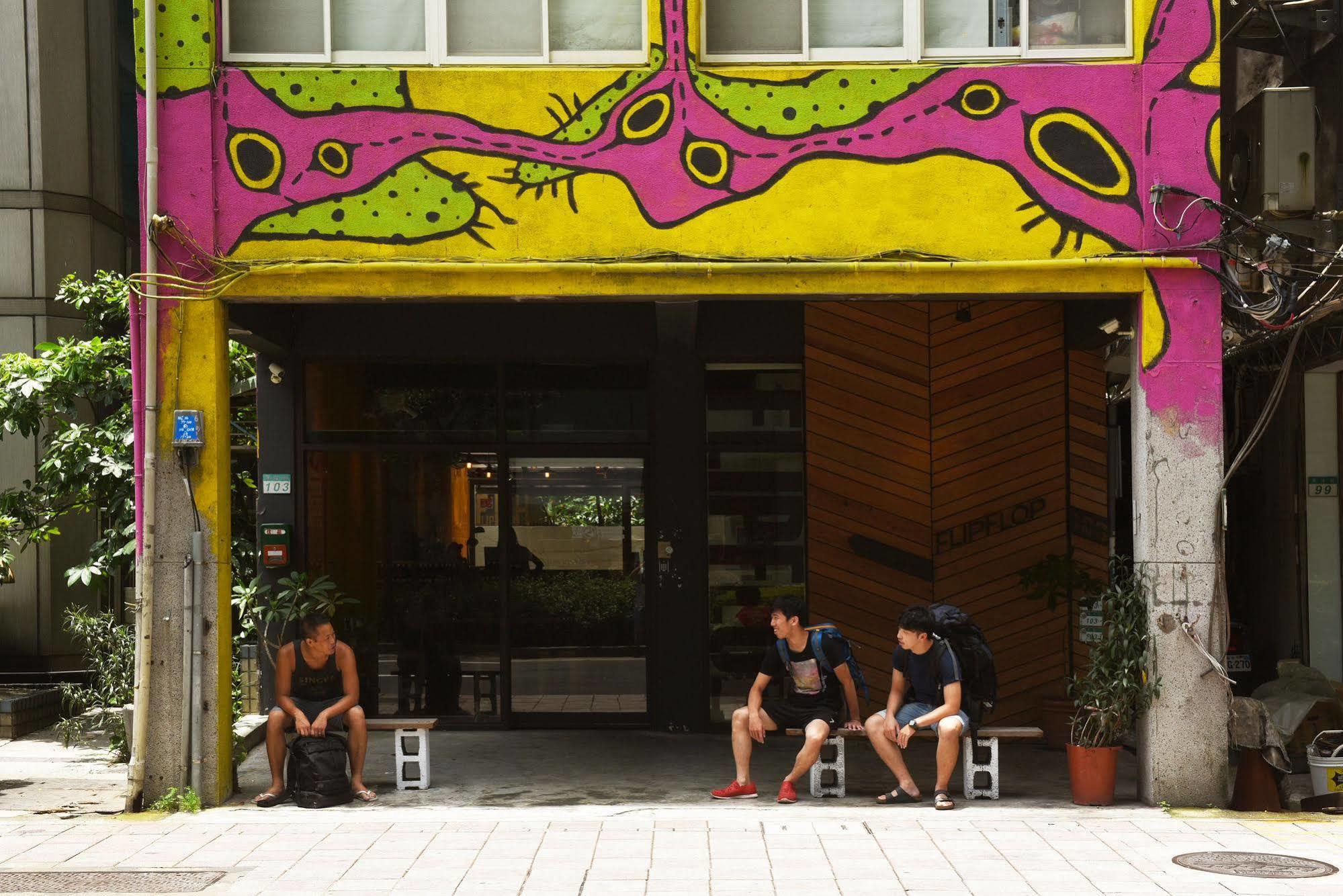 Flip Flop Hostel - Main Station Taipei Exteriör bild