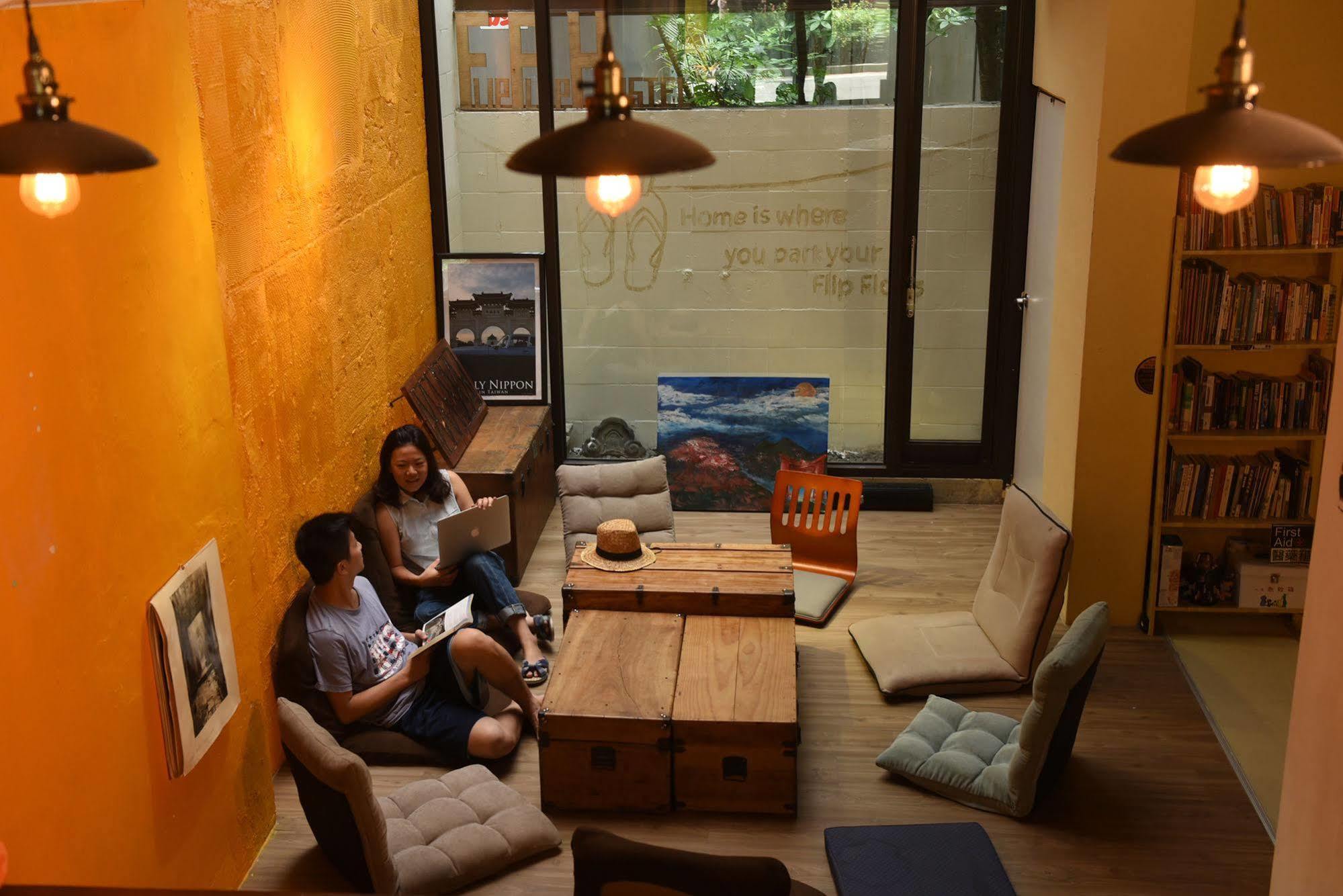 Flip Flop Hostel - Main Station Taipei Exteriör bild