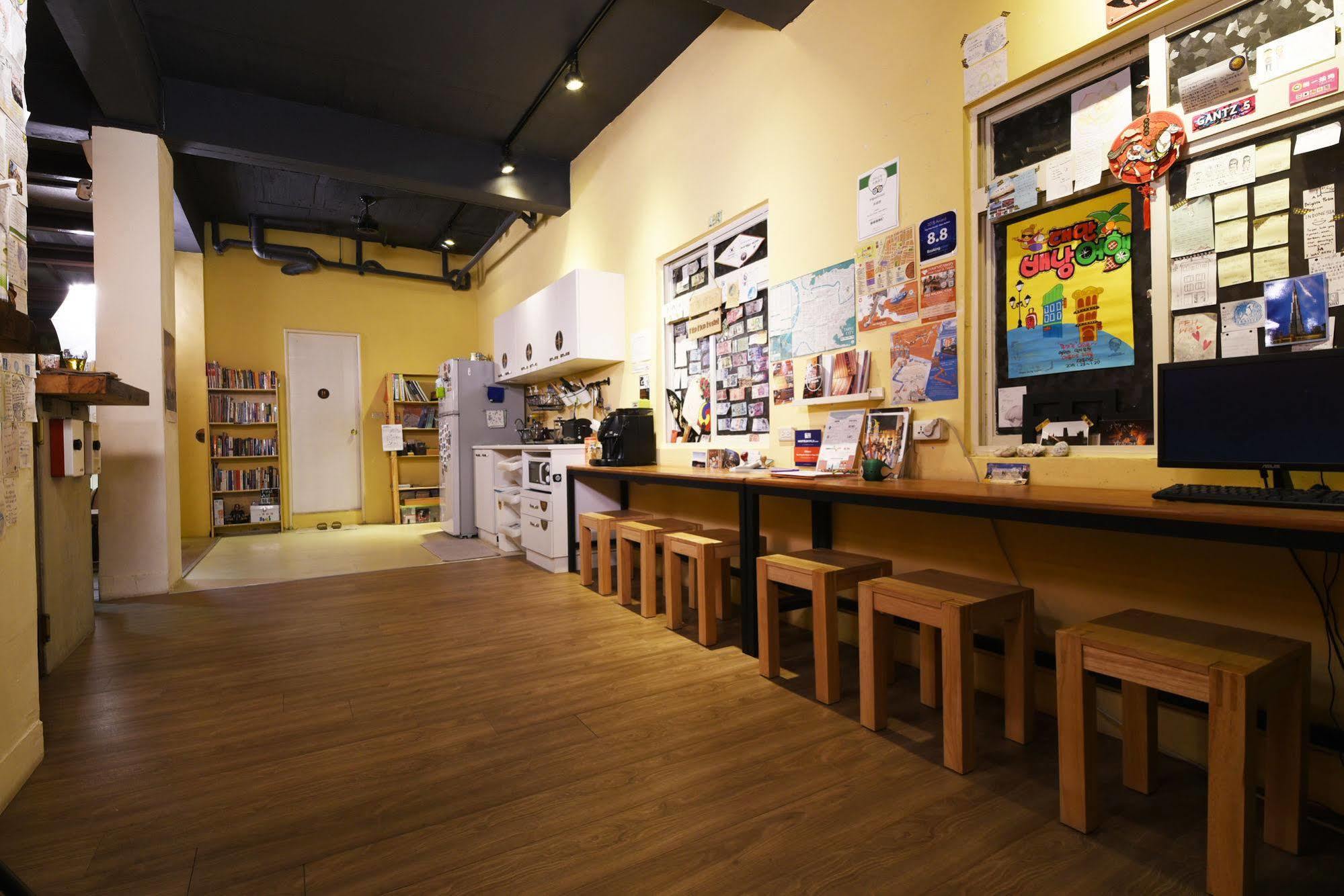 Flip Flop Hostel - Main Station Taipei Exteriör bild