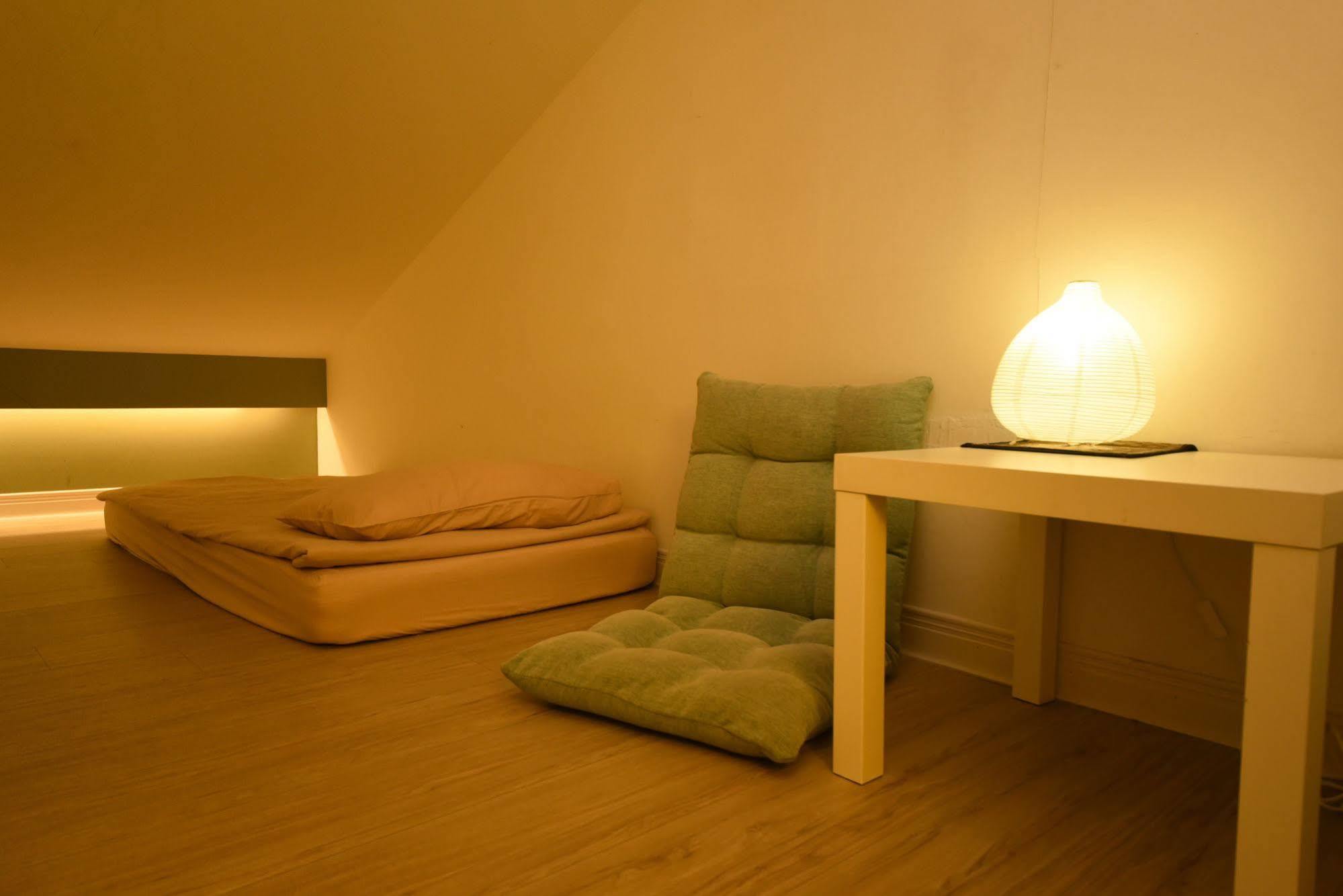 Flip Flop Hostel - Main Station Taipei Exteriör bild
