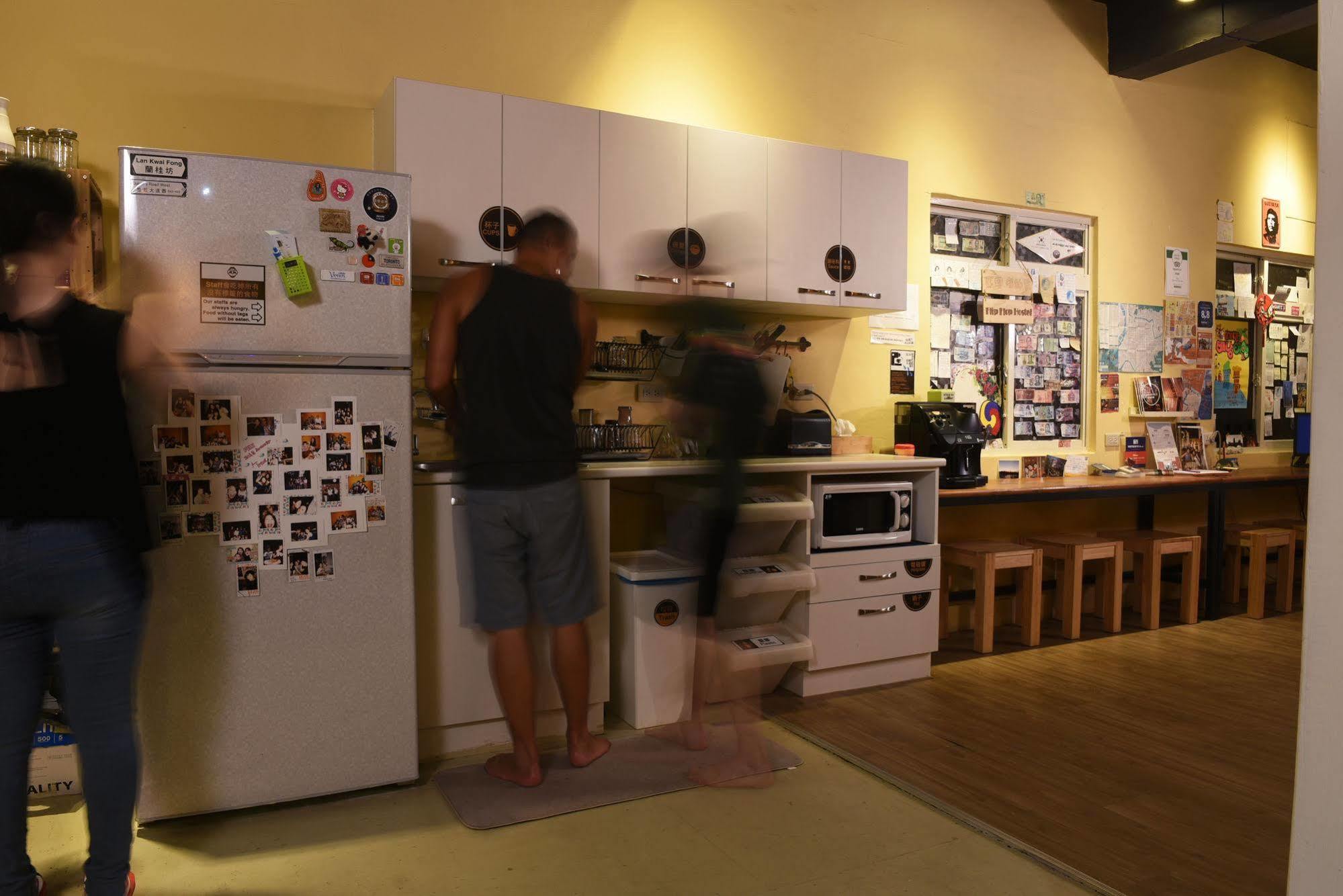 Flip Flop Hostel - Main Station Taipei Exteriör bild
