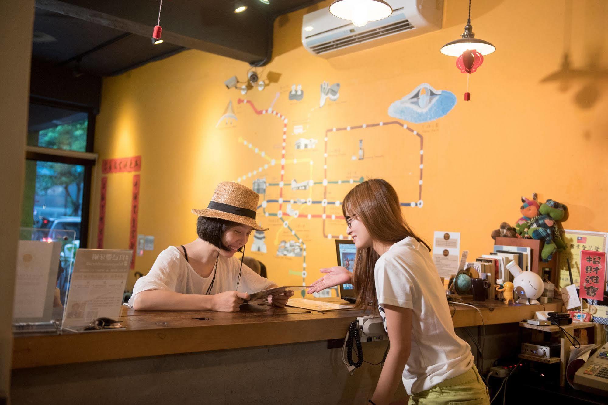 Flip Flop Hostel - Main Station Taipei Exteriör bild
