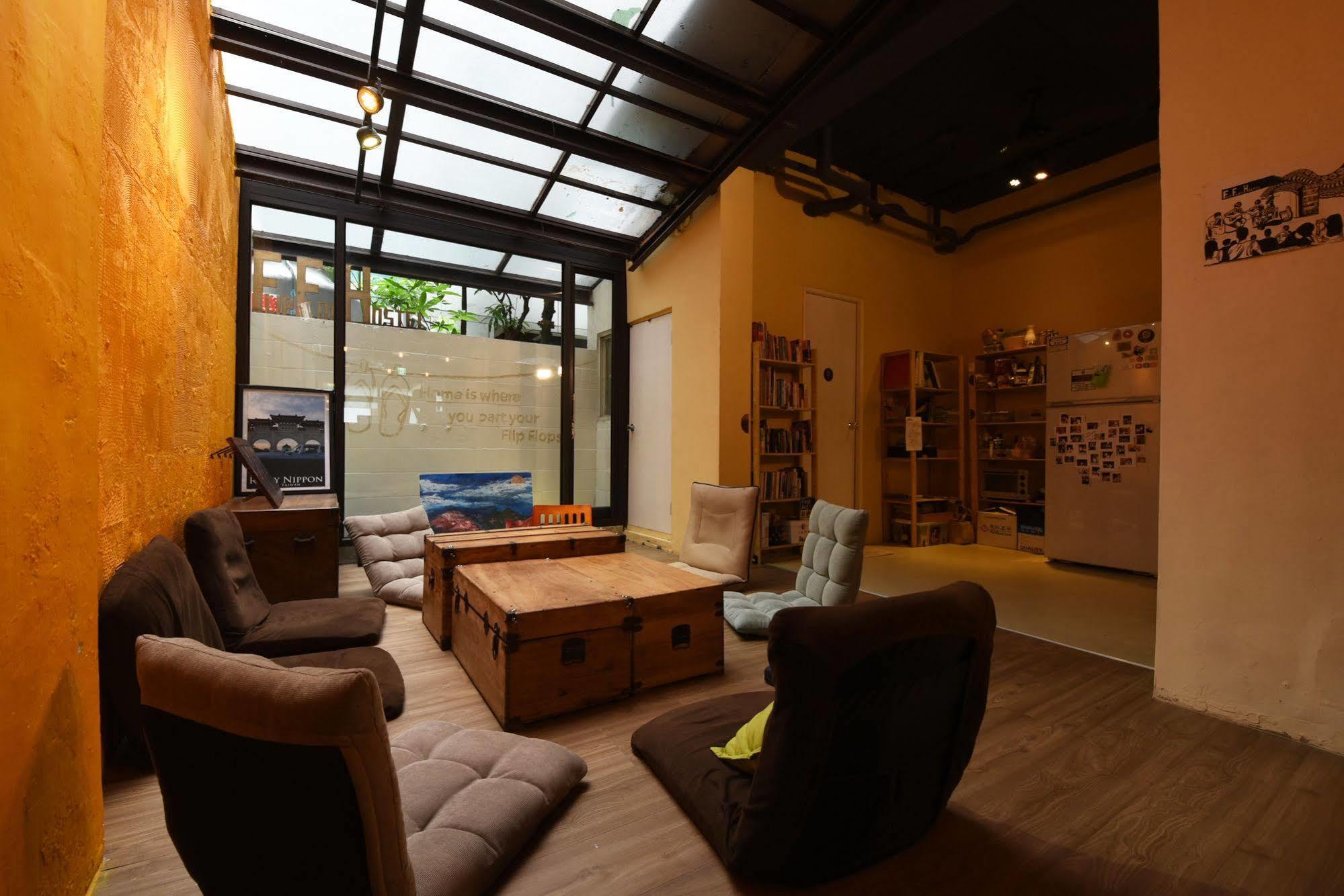Flip Flop Hostel - Main Station Taipei Exteriör bild
